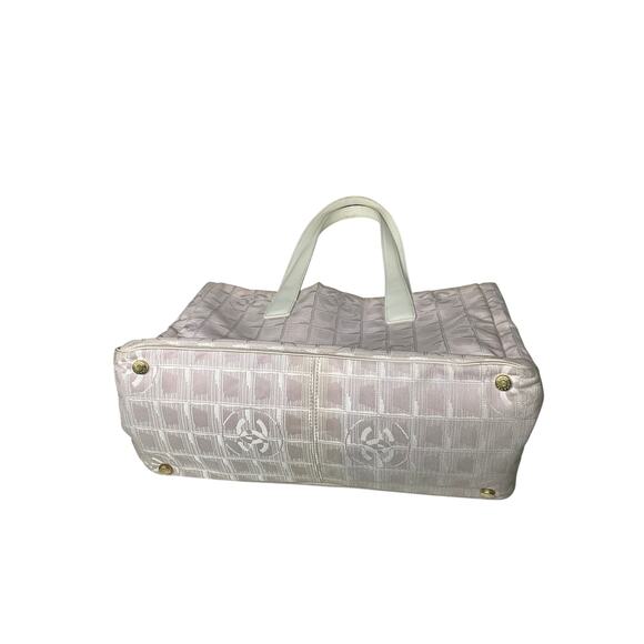 682. CHANEL Tote Bag - Perfect for Everyday Use! - Picture 5 of 9